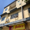 Отель OYO 815 Carisil Bldg, фото 15