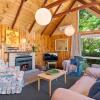 Отель Copper Beech Cottage - Wharewaka Holiday Home, фото 10