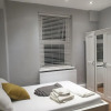 Отель Luxury 1 Bed Apartment + 1 Sofa Bed Can Sleep Up To 4 People 5 Mins Barnet Station Free Parking, фото 3