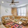 Отель Huge Remodeled Home Downtown Sleeps 16!, фото 1