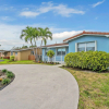 Отель Hollywood Hills 3BD Home w Backyard, фото 16