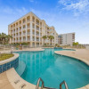 Отель Spacious Condo on the bay Indoor Outdoor Pool, фото 15