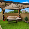 Отель CozySuites Oak Lawn with great rooftop, фото 20