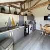 Отель The Cow Shed 2-bed Apartment in Bradwell on Sea, фото 11