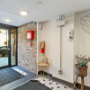 Отель Minimalist Design Studio Apt in Uptown, фото 2