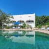 Отель Hibiscus Home & Apartments на пляже Diani Beach