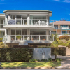 Отель Bagnall Beach Apartments, Unit 5/153 Government Rd, фото 1