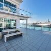 Отель Stunning Harbour & City View Studio в Окленде