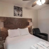 Отель Wolves Den, 3 Bedrooms, Deck, Grill, Hot Tub, WiFi, Sleeps 6, фото 2