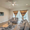 Отель Bright & Spacious Houston Townhome: Near Dtwn, фото 13