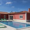 Отель Budget Villa in Salir de Matos with Private Swimming Pool в Калдаш-да-Раинье