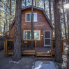 Отель Just Right Cabin - 2 Br cabin by RedAwning, фото 1