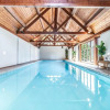 Отель Cosey 2 Bed Cottage With Pool 35 Mins From London, фото 9