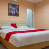 Отель RedDoorz near Istana Plaza 2, фото 20