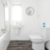 Отель Haus 3 Bedroom House l 6 Guests l Off-street Parking l Garden l TOP RATED l Detatched, фото 9