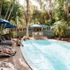 Отель Nomads Noosa Backpackers Hostel в Нуза-Хедс