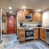 Отель K B M Resorts- Cbi-202 Upgraded 1bd, Wood Fireplace, Full Kitchen, Wifi, Walk to Slopes!, фото 2