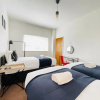Отель Cheerful 5-bedroom with free parking, фото 3