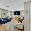 Отель Charming Bungalow W/hot tub 5min to Main St!, фото 3