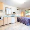 Отель Clog Barn Caravan Park, фото 2