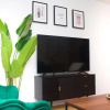 Отель EXOTICSTAY Apartments - NEW BUILD - Luxe 2 Bedroom Apt - FREE Parking - Smart 4K TV With Ultrafast W, фото 2