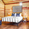 Отель Daybreak by Avantstay Sleeps 18 Cabin + Pool/spa, фото 1