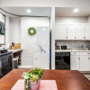 Отель Park Ave Townhome w/parking by CozySuites, фото 3