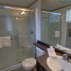Отель Discovery Bay Resort by Kelowna Resort Acc. - 80+ suites available, фото 9
