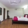 Отель OYO 4183 Apartment Queens Court, фото 18