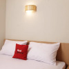 Отель RedDoorz @ Raya Kelapa Dua, фото 16