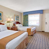 Отель Howard Johnson Express Inn And Suites Lakes Front, фото 3