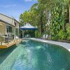 Отель Tropical 5 bedroom family getaway in Noosa Heads в Нуза-Хедс