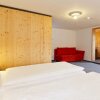 Отель Hirschen Guesthouse - Village Hotel, фото 2