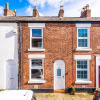 Отель Bright 2-bed cottage in Chester by 53 Degrees Property, ideal for Couples & Small groups, City Centr, фото 1
