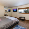 Отель Moonlight Chalet - Three Bedroom Home, фото 10