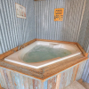Отель Charming Bungalow With Spa! Close to Main St!, фото 9