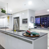 Отель Low floor - Sleeps 8 - Circle on Cavill - Wow Stay, фото 8