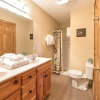 Отель Eagles Point Lodge 4 Bedroom Home with Hot Tub, фото 10