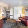 Отель Rodeway Inn & Suites, фото 2
