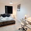 Отель Deluxe 2 Bed Apartment in Uxbridge, фото 9