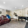 Отель Luxe Whitford Mansion - Pool & Tennis Court, фото 22