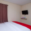 Отель RedDoorz Plus near RS JIH Solo, фото 14