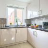 Отель Luxury House with Pool Table, Smart TVs, Garden and Free Parking by Yoko Property, фото 4