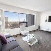 Отель Modern Downtown One-bedroom Suite With Parking, фото 2