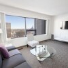 Отель Modern Downtown One-bedroom Suite With Parking, фото 4