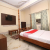Отель OYO 12115 Hotel Raghuraj Palace, фото 7