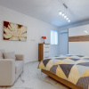 Отель Deluxe Apartment Steps to St George's Bay, фото 3