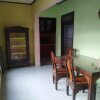 Отель OYO 90699 Yellow White Guesthouse Palu, фото 10