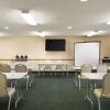 Отель Country Inn & Suites by Radisson, Mason City, IA, фото 9