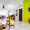 Отель OYO 433 Nelvi Guest House Syariah, фото 16